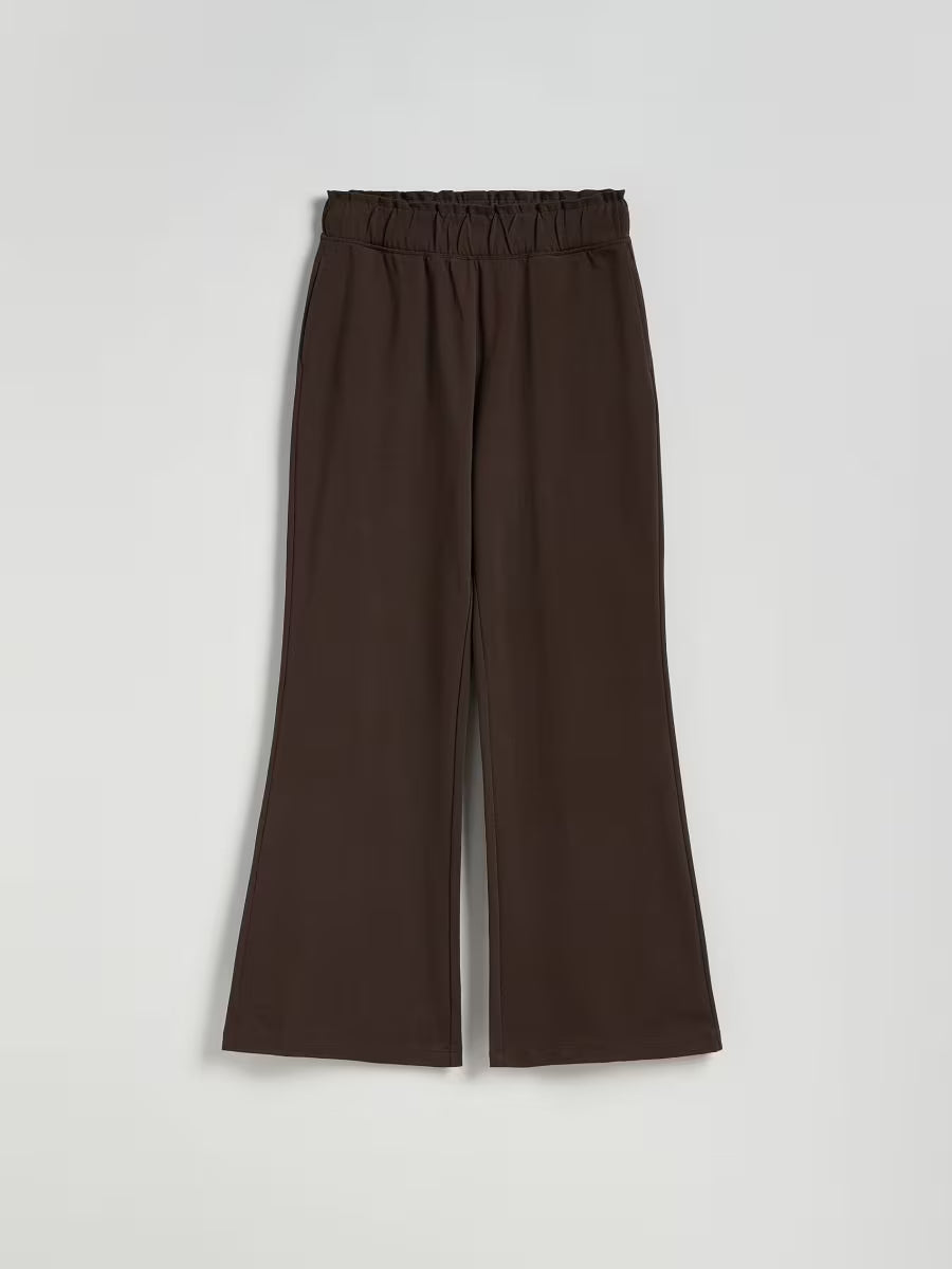 Utsvängda joggingbyxor