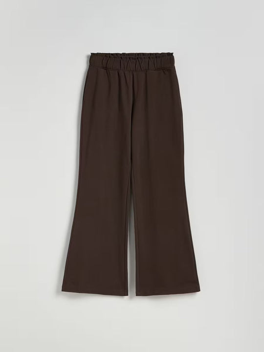 Utsvängda joggingbyxor