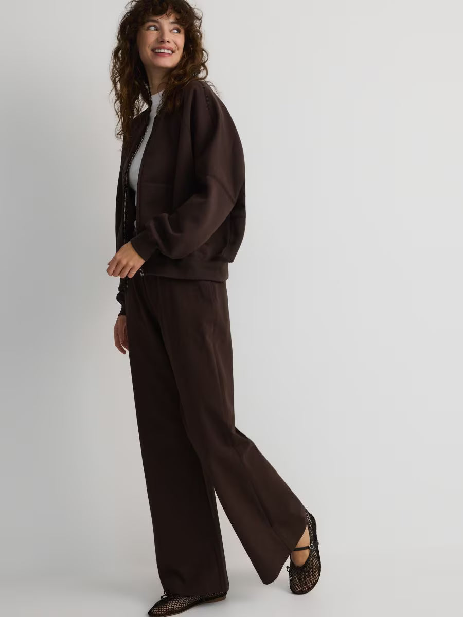 Utsvängda joggingbyxor