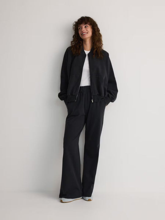 Utsvängda joggingbyxor -mörkgrå